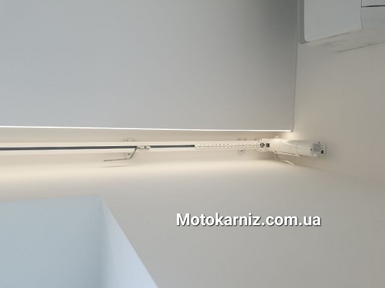 Электрокарниз установленный в узкую нишу