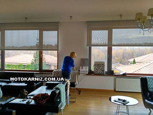 Автоматические рулонные шторы Скрин в коттедже